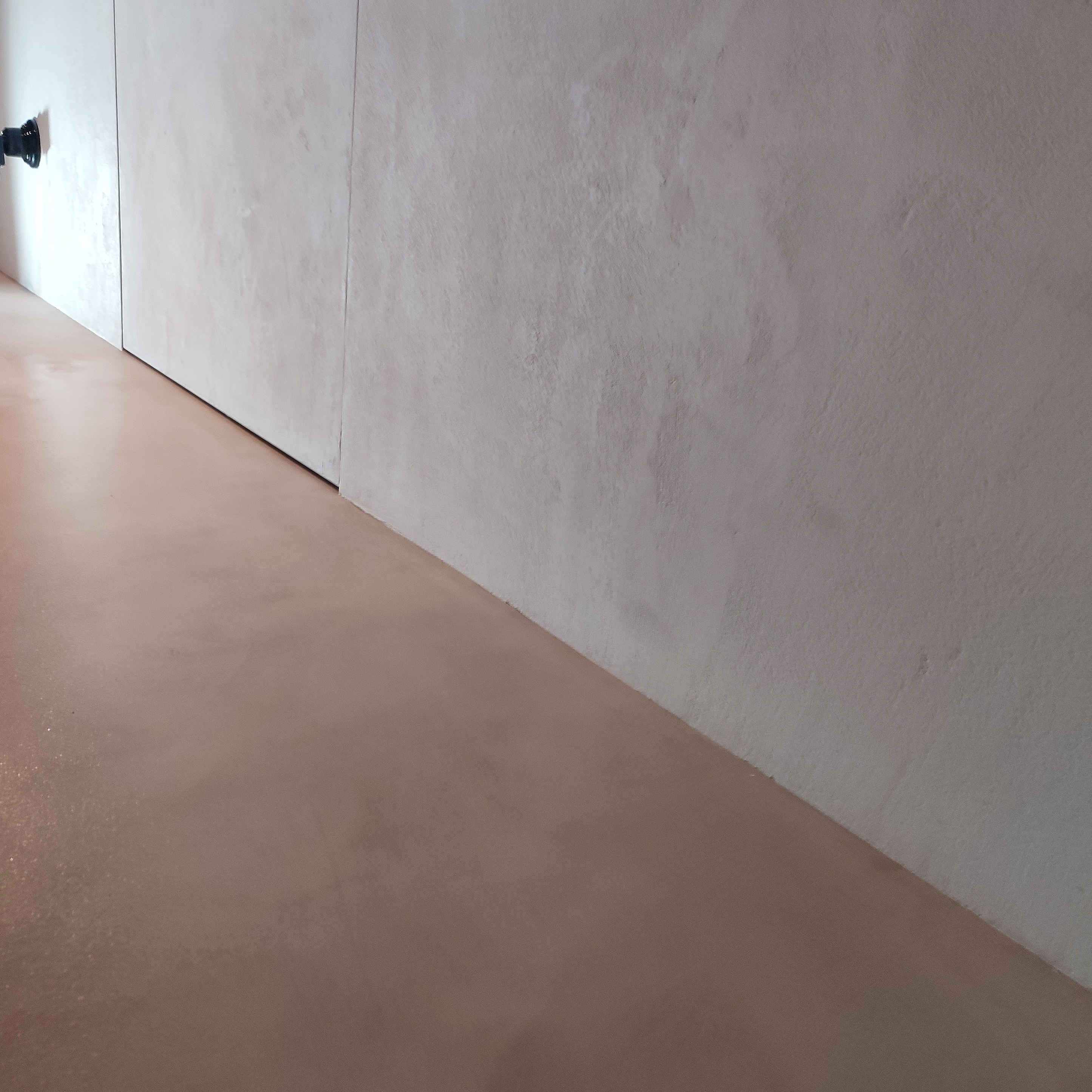 Beton dekoracyjny na ścianie